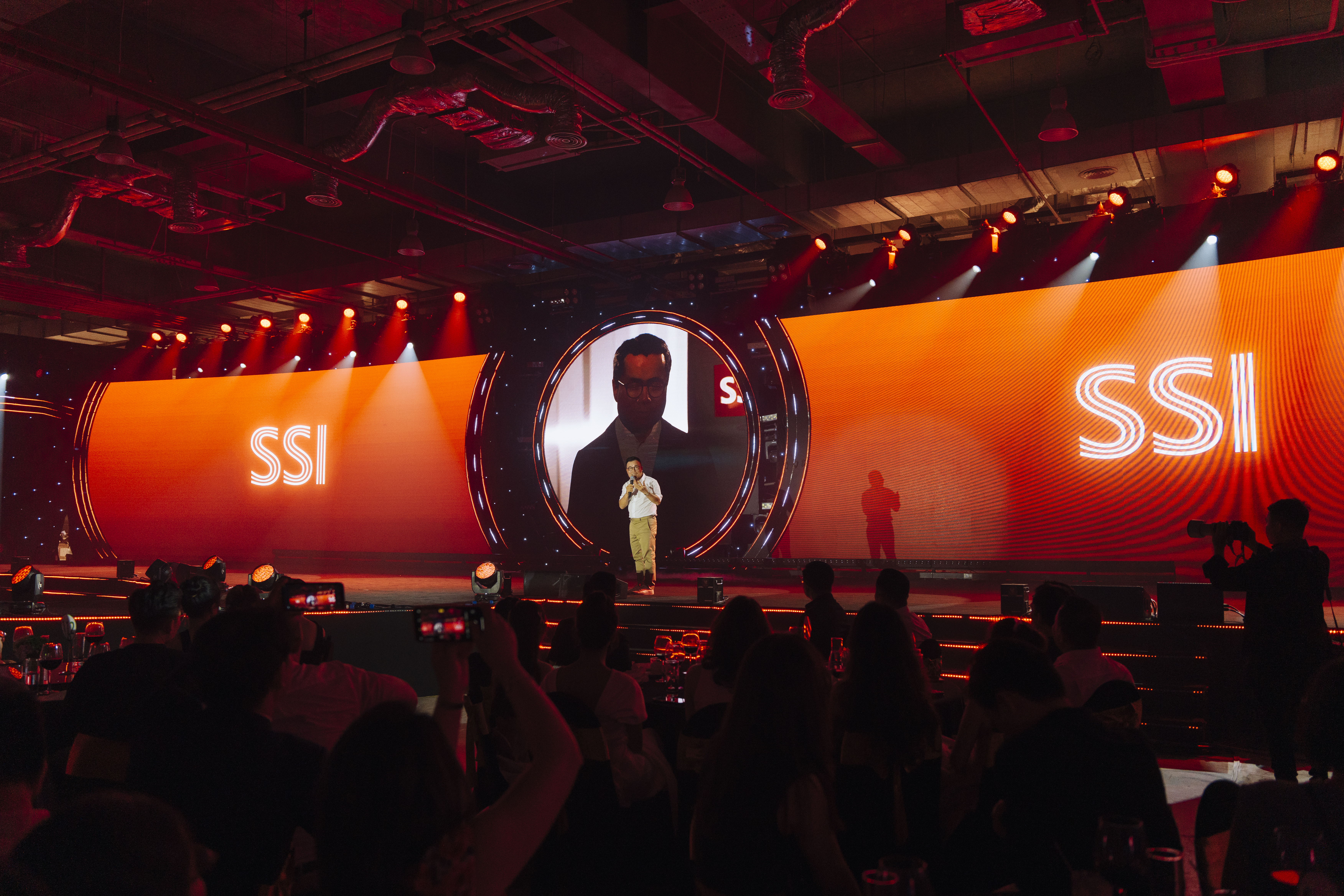 Chủ tịch SSI Nguyễn Duy Hưng đối thoại với phiên bản AI của chính mình về tầm nhìn hướng tới trường tồn.