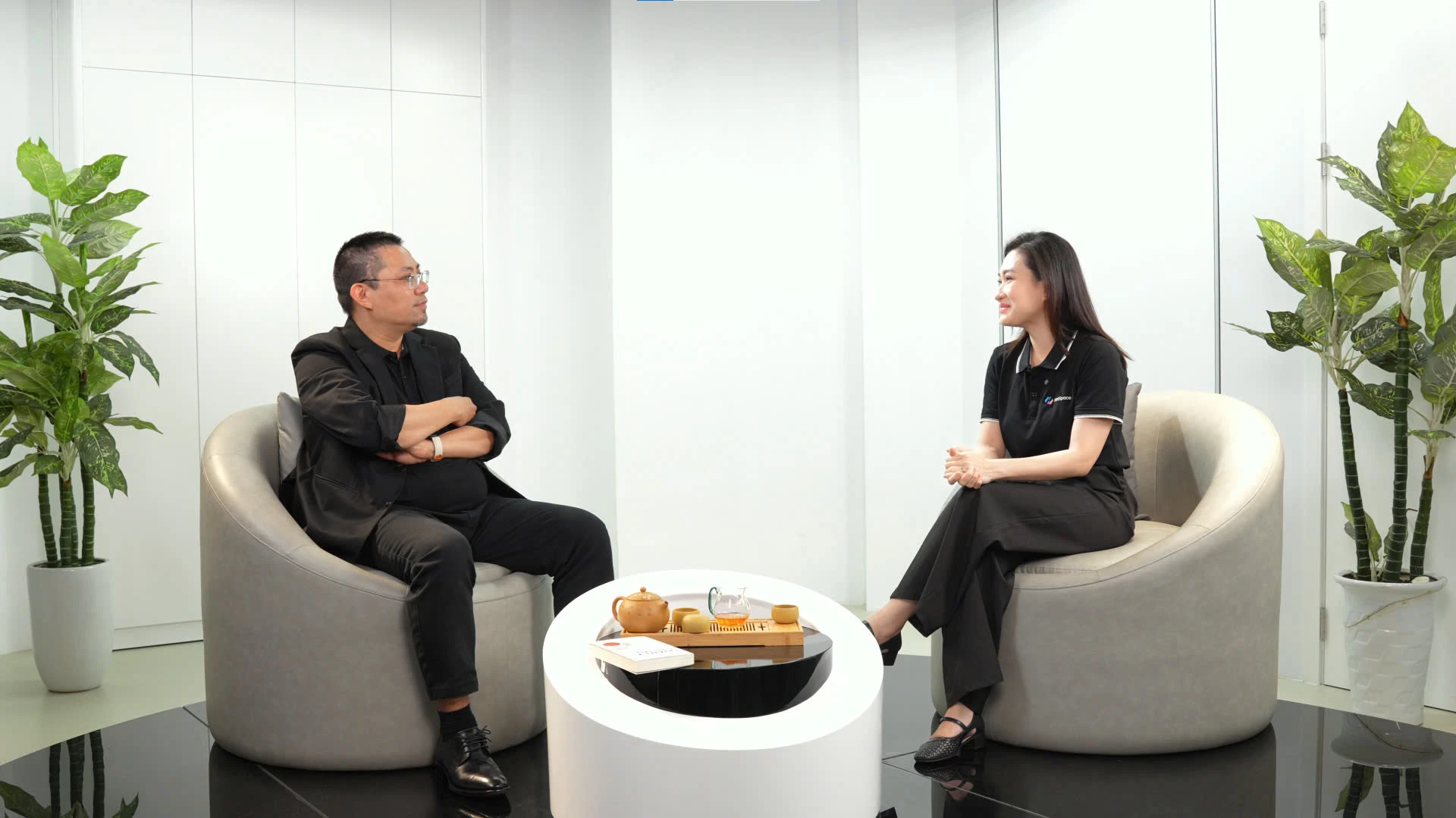 Ông Nguyễn Đình Thành chia sẻ về ngành công nghiệp danh tiếng cùng MC Thanh Huyền. Ảnh: Ngọc Lâm