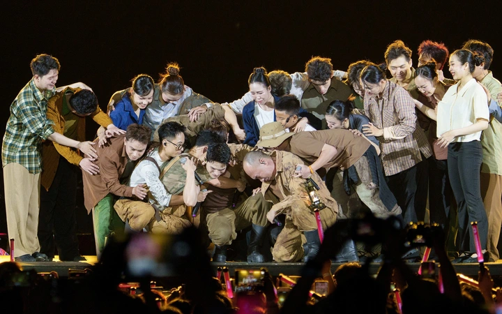 Hình ảnh trong phim concert Mưa Lửa của thương hiệu Anh Trai Vượt Ngàn Chông Gai. Ảnh: Yeah1