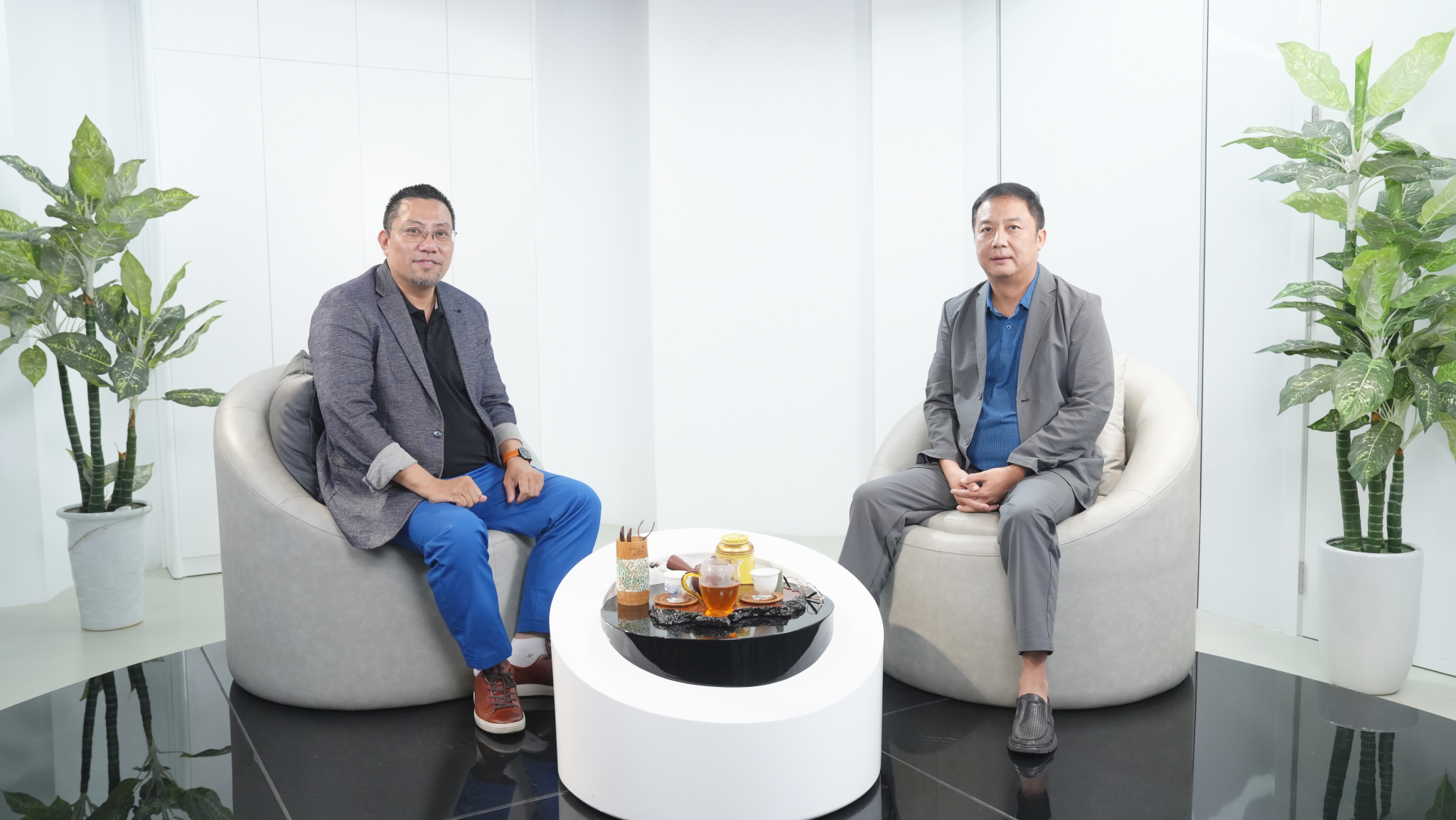 Chuyên gia truyền thông Nguyễn Đình Thành và nhà báo Hoàng Tư Giang chia sẻ tại "Talkshow Góc Nhìn Mới". Ảnh: Huy Tạ