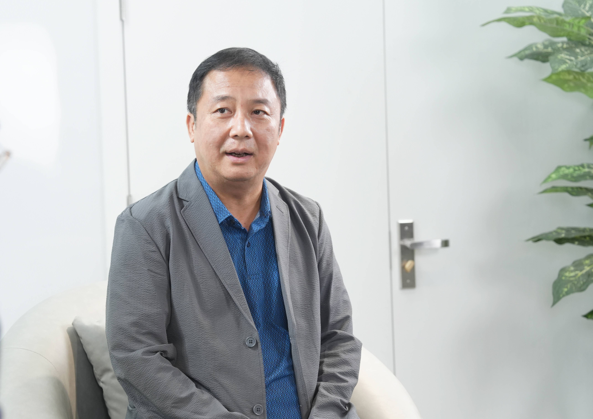 Nhà báo Hoàng Tư Giang chia sẻ về những khó khăn và cơ hội  của các nhà báo Việt Nam trong thời kỳ sáp nhập, ảnh hưởng của AI. Ảnh: Huy Tạ